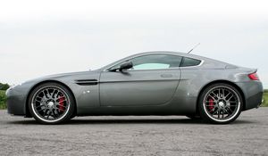 Превью обои aston martin, v8, vantage, 2005, серый, вид сбоку, стиль, астон мартин, спорт