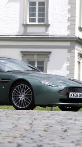 Превью обои aston martin, v8, vantage, 2008, зеленый, вид сбоку, стиль, астон мартин, здание