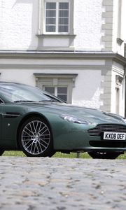 Превью обои aston martin, v8, vantage, 2008, зеленый, вид сбоку, стиль, астон мартин, здание