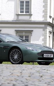 Превью обои aston martin, v8, vantage, 2008, зеленый, вид сбоку, стиль, астон мартин, здание