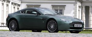 Превью обои aston martin, v8, vantage, 2008, зеленый, вид сбоку, стиль, астон мартин, здание