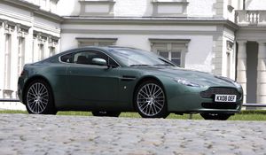 Превью обои aston martin, v8, vantage, 2008, зеленый, вид сбоку, стиль, астон мартин, здание