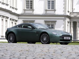 Превью обои aston martin, v8, vantage, 2008, зеленый, вид сбоку, стиль, астон мартин, здание