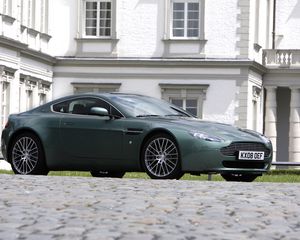 Превью обои aston martin, v8, vantage, 2008, зеленый, вид сбоку, стиль, астон мартин, здание