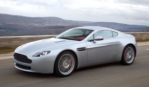 Превью обои aston martin, v8, vantage, 2005, серебряный, вид сбоку, авто, скорость