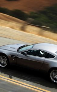 Превью обои aston martin, v8, vantage, 2008, серый металлик, вид сверху, скорость