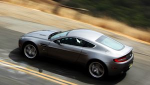 Превью обои aston martin, v8, vantage, 2008, серый металлик, вид сверху, скорость