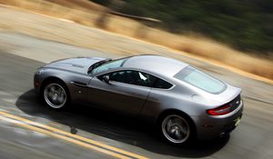 Превью обои aston martin, v8, vantage, 2008, серый металлик, вид сверху, скорость