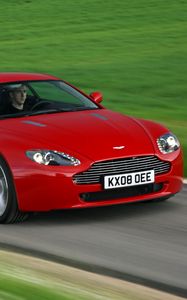 Превью обои aston martin, v8, vantage, 2008, красный, вид спереди, трава