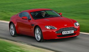 Превью обои aston martin, v8, vantage, 2008, красный, вид спереди, трава