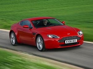 Превью обои aston martin, v8, vantage, 2008, красный, вид спереди, трава