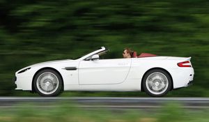 Превью обои aston martin, v8, vantage, 2008, белый, вид сбоку, асфальт, скорость