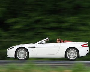 Превью обои aston martin, v8, vantage, 2008, белый, вид сбоку, асфальт, скорость