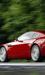 Превью обои aston martin, v8, vantage, 2008, красный, вид сбоку, астон мартин, деревья