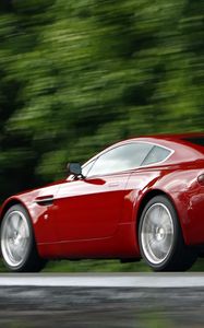 Превью обои aston martin, v8, vantage, 2008, красный, вид сбоку, астон мартин, деревья