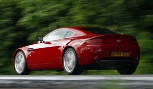 Превью обои aston martin, v8, vantage, 2008, красный, вид сбоку, астон мартин, деревья