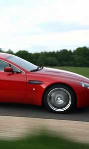 Превью обои aston martin, v8, vantage, 2008, красный, вид сбоку, стиль, астон мартин, скорость