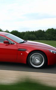 Превью обои aston martin, v8, vantage, 2008, красный, вид сбоку, стиль, астон мартин, скорость