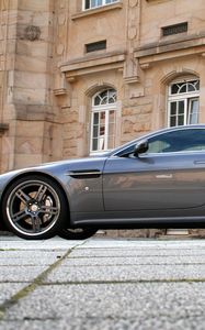 Превью обои aston martin, v8, vantage, 2009, серый, вид сбоку, стиль, здание