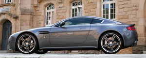 Превью обои aston martin, v8, vantage, 2009, серый, вид сбоку, стиль, здание