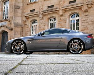 Превью обои aston martin, v8, vantage, 2009, серый, вид сбоку, стиль, здание