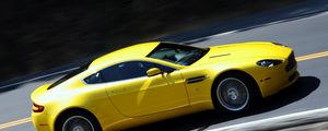 Превью обои aston martin, v8, vantage, 2008, желтый, вид сбоку, авто, астон мартин, скорость