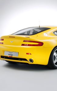 Превью обои aston martin, v8, vantage, 2007, желтый, вид сзади, стиль, астон мартин