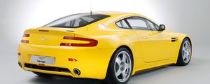 Превью обои aston martin, v8, vantage, 2007, желтый, вид сзади, стиль, астон мартин