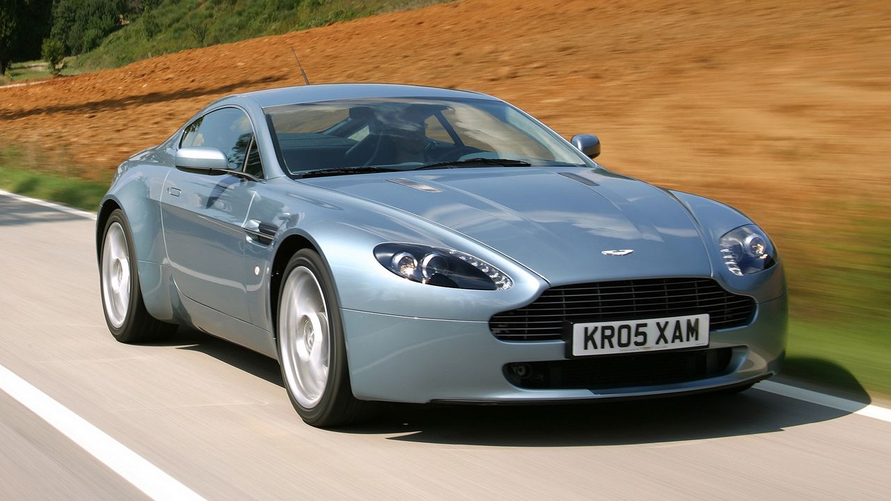 Обои aston martin, v8, vantage, 2005, серый, вид спереди, природа, авто