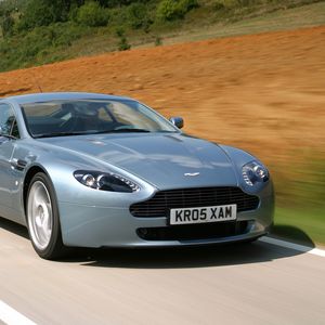 Превью обои aston martin, v8, vantage, 2005, серый, вид спереди, природа, авто