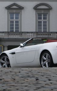 Превью обои aston martin, v8, vantage, 2008, белый, вид сбоку, стиль, астон мартин, здание