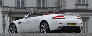 Превью обои aston martin, v8, vantage, 2008, белый, вид сбоку, стиль, астон мартин, здание