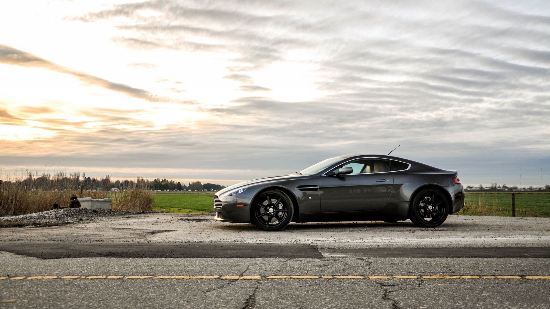 Р¤РѕРЅ Aston Martin v8