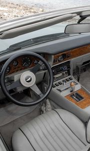 Превью обои aston martin, v8, volante, 1977, серый, салон, интерьер, руль, спидометр