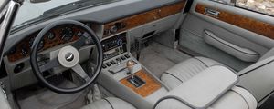 Превью обои aston martin, v8, volante, 1977, серый, салон, интерьер, руль, спидометр