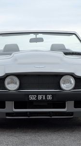 Превью обои aston martin, v8, volante, 1977, серый, вид спереди, авто, астон мартин, море, кабриолет