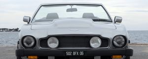 Превью обои aston martin, v8, volante, 1977, серый, вид спереди, авто, астон мартин, море, кабриолет