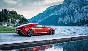 Превью обои aston martin, vanquish, красный, вид сбоку, горы, озеро