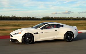 Превью обои aston martin, vanquish, вид сбоку, белый, движение