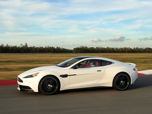 Превью обои aston martin, vanquish, вид сбоку, белый, движение