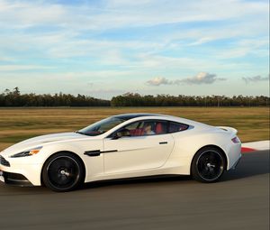 Превью обои aston martin, vanquish, вид сбоку, белый, движение