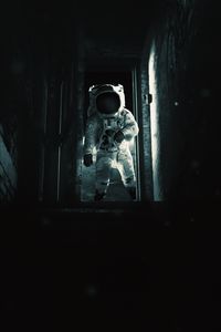 Превью обои астронавт, космонавт, гравитация, скафандр, дверь, темный