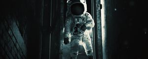 Превью обои астронавт, космонавт, гравитация, скафандр, дверь, темный