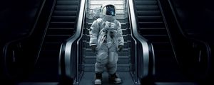 Превью обои астронавт, космонавт, скафандр, эскалатор, лестница