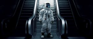 Превью обои астронавт, космонавт, скафандр, эскалатор, лестница