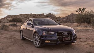 Превью обои audi a4, audi, автомобиль, черный, пустыня