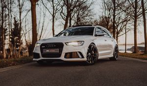 Превью обои audi, автомобиль, белый, дорога, деревья