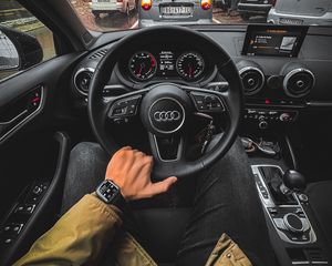 Превью обои audi, автомобиль, руль, руки, вид