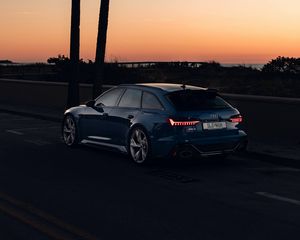 Превью обои audi, автомобиль, синий, дорога, сумерки, пальмы