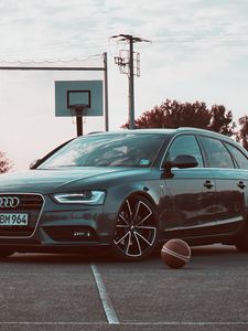 Превью обои audi, баскетбольная площадка, баскетбол, мяч, баскетбольная сетка